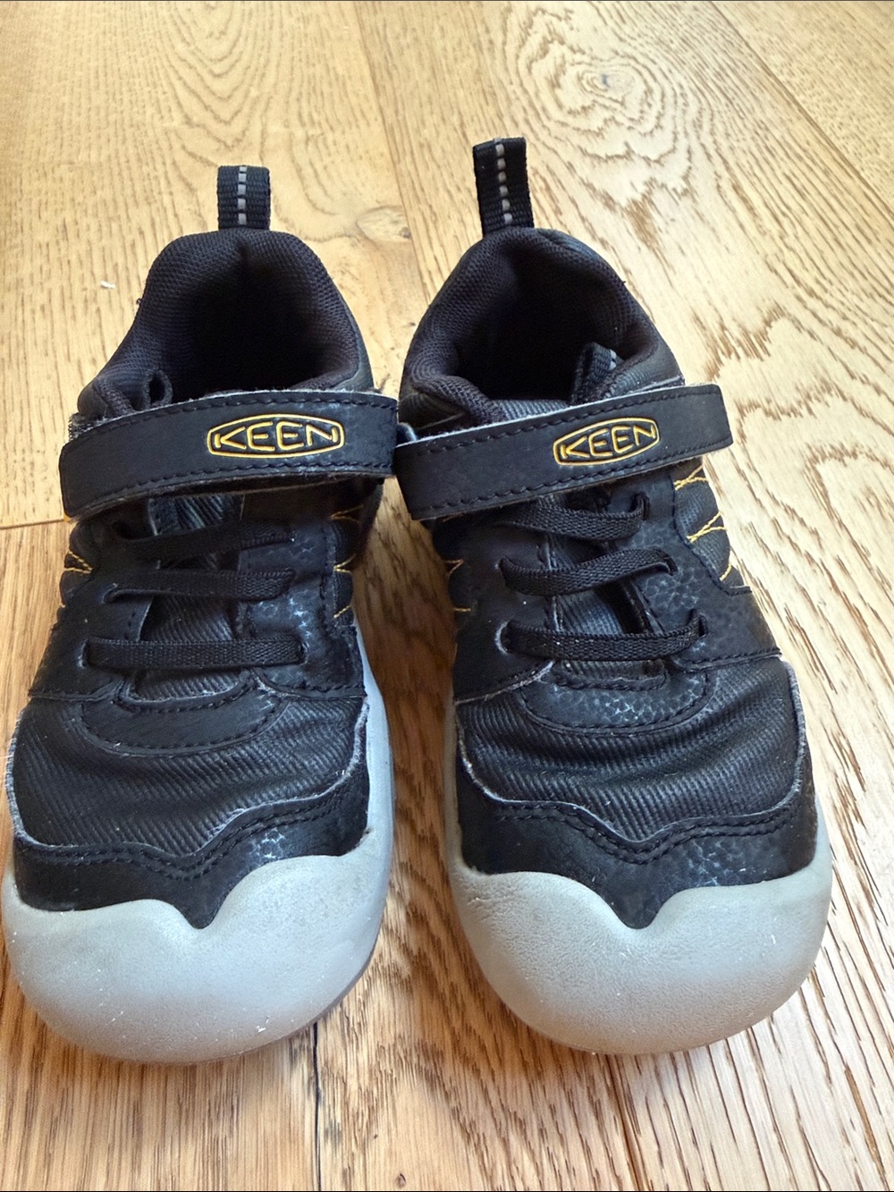 KEEN Knotch Peak Little Kids Black and Gray Hook-and-Loop Sneakers